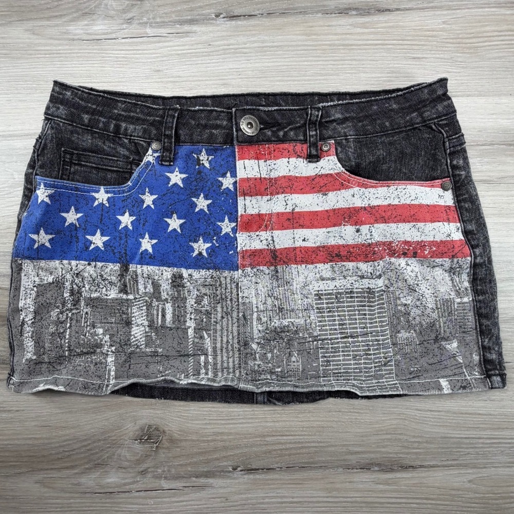 The Classic LA Graphic Denim Mini Skirt Size Large USA Flag Cityscape Distressed